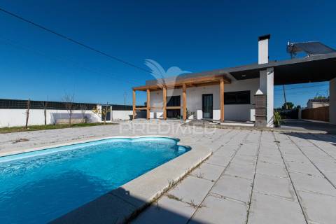 Moradia térrea t3 com piscina e excelente espaço exterior – marinhais