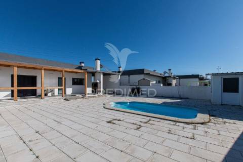 Moradia térrea t3 com piscina e excelente espaço exterior – marinhais