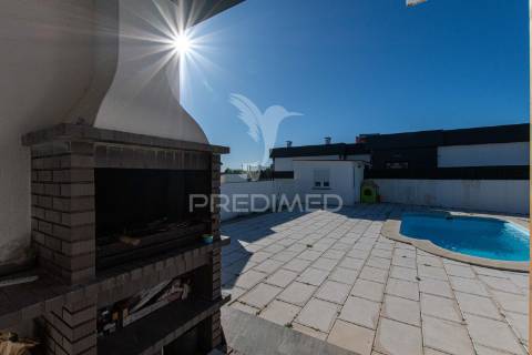 Moradia térrea t3 com piscina e excelente espaço exterior – marinhais