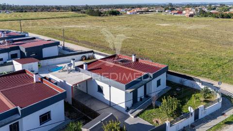 Moradia térrea t3 com piscina e excelente espaço exterior – marinhais