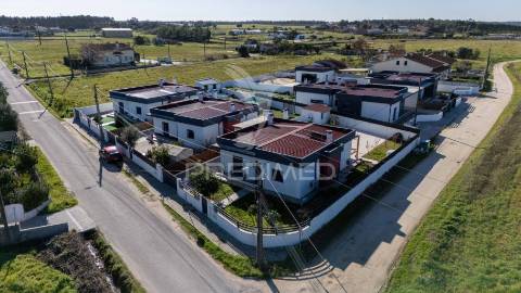 Moradia térrea t3 com piscina e excelente espaço exterior – marinhais
