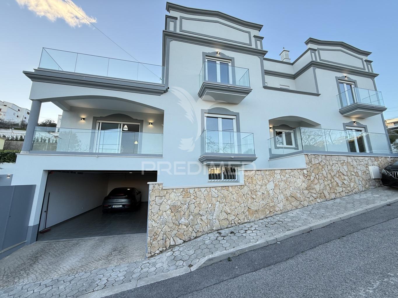 Moradia isolada com piscina privada, garagem e vista mar