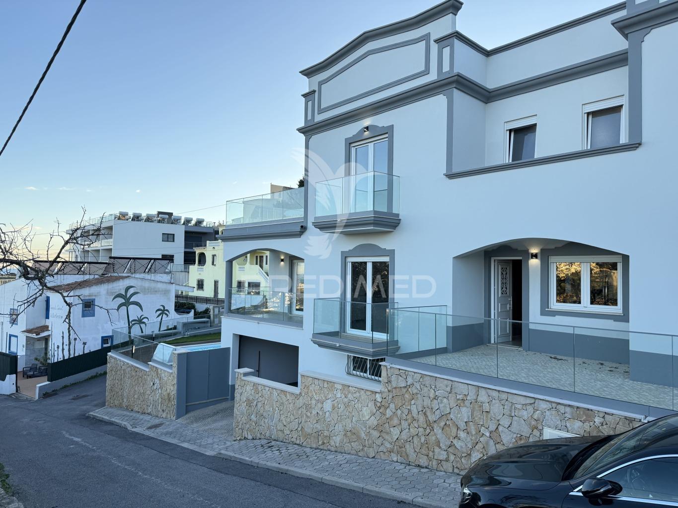 Moradia isolada com piscina privada, garagem e vista mar