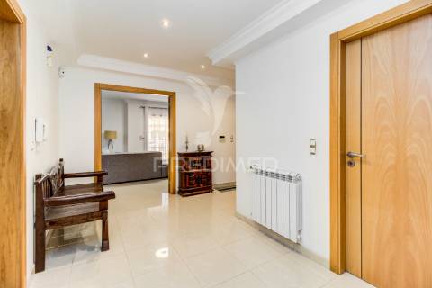 Moradia t5 - vialonga, garagem p 5 carros, jardim e piscina
