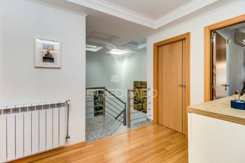 Moradia t5 - vialonga, garagem p 5 carros, jardim e piscina