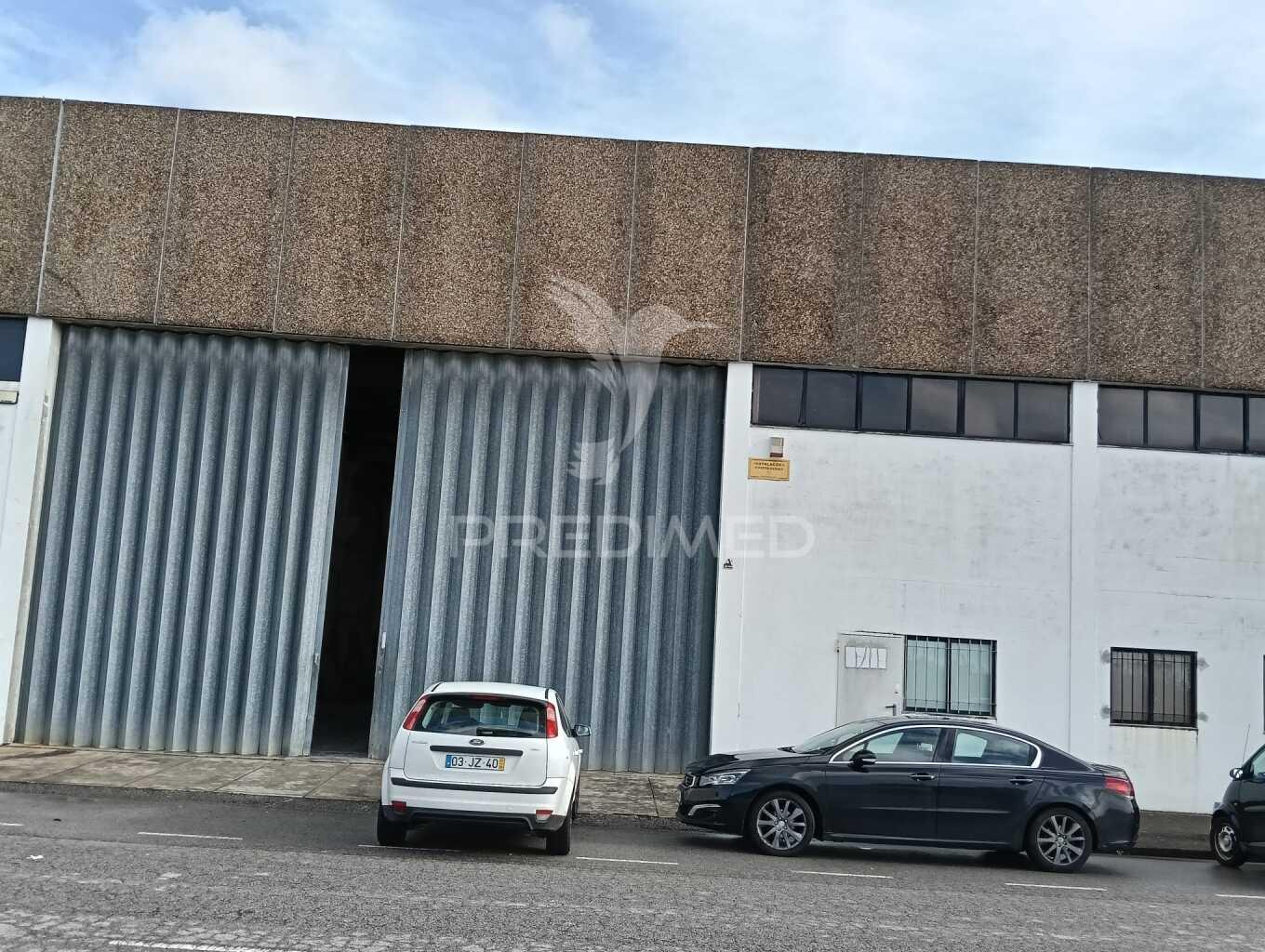 Armazém industrial de 1735m2 na zona industrial da maia