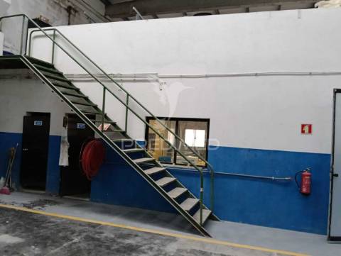 Armazém industrial de 1735m2 na zona industrial da maia