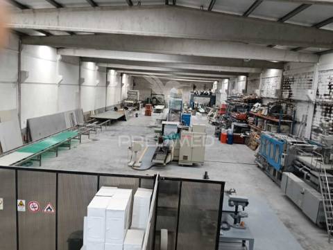 Armazém industrial de 1735m2 na zona industrial da maia