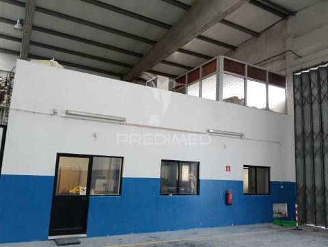 Armazém industrial de 1735m2 na zona industrial da maia