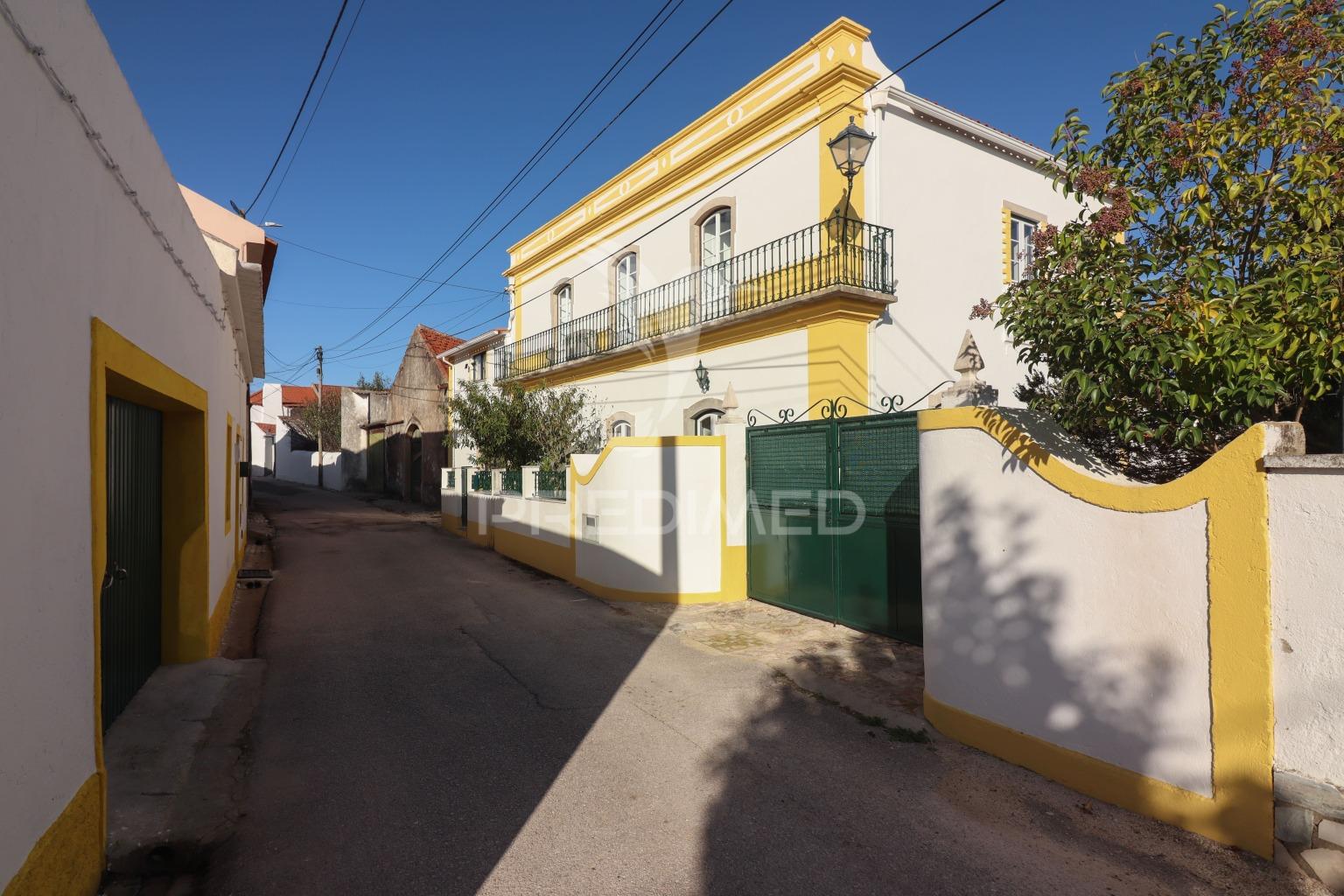 Moradia t5 com piscina, em terreno de 720m2 na labrugeira (alenquer)
