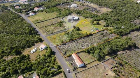 Terreno com viabilidade de construção nas bandeiras