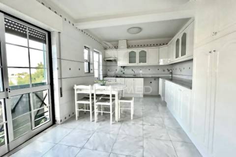 Apartamento t4 com varandas