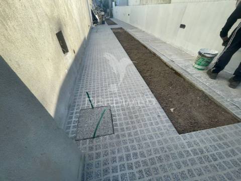 Moradia geminada t3 nova - quinta das laranjeiras . seixal