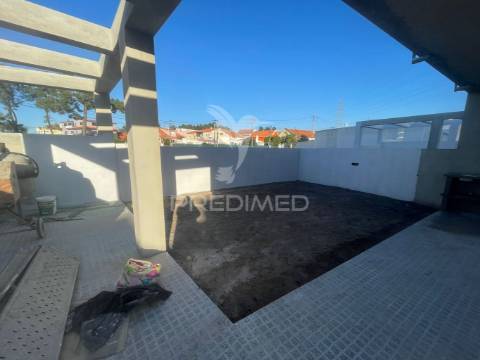 Moradia geminada t3 nova - quinta das laranjeiras . seixal