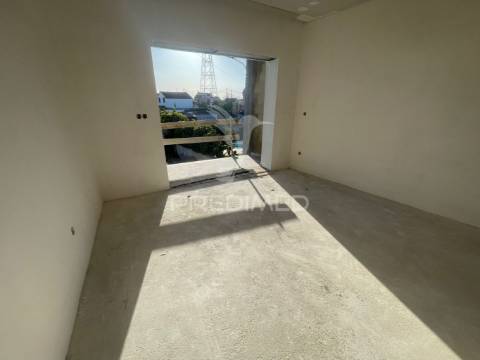 Moradia geminada t3 nova - quinta das laranjeiras . seixal