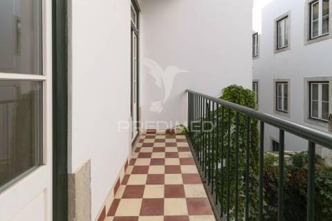 Apartamento t2 com elevador - rua da atalaia, 193-  misericórdia - lisboa - 557.500 €