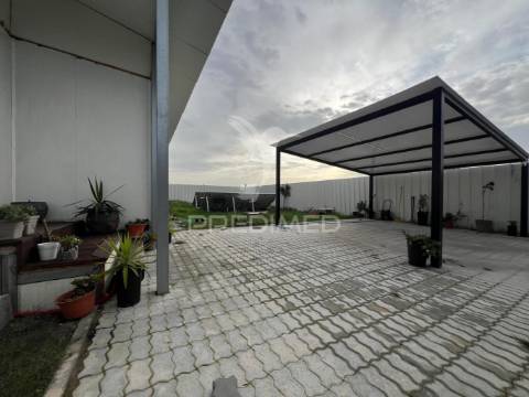 Terreno rústico com moradia térrea t2+1