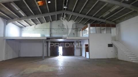 Armazém de 688m² na zona industrial de albufeira – localização estratégica!