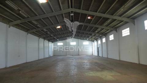 Armazém de 688m² na zona industrial de albufeira – localização estratégica!