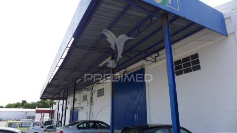 Armazém de 688m² na zona industrial de albufeira – localização estratégica!