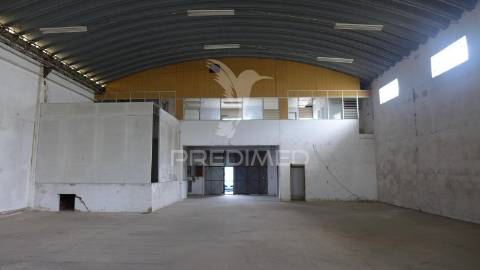 Armazém de 688m² na zona industrial de albufeira – localização estratégica!