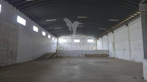 Armazém de 688m² na zona industrial de albufeira – localização estratégica!