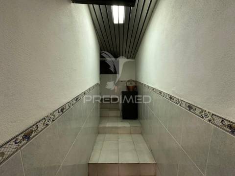Prédio para habitação e comércio