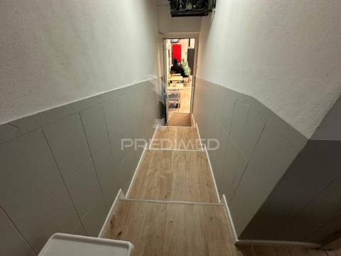 Prédio para habitação e comércio