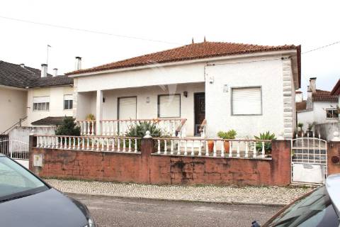 Moradia térrea t3 + 2 em rio maior