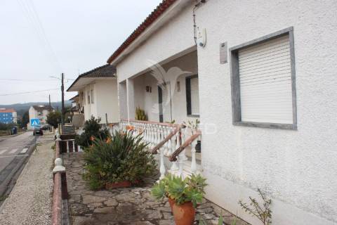 Moradia térrea t3 + 2 em rio maior