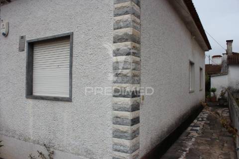 Moradia térrea t3 + 2 em rio maior