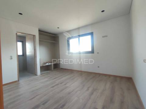 Apartamento t2, em construção em pedroso, vn gaia
