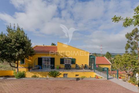 Quinta com 3 moradias e 8840 m2 de terreno nas cachoeiras