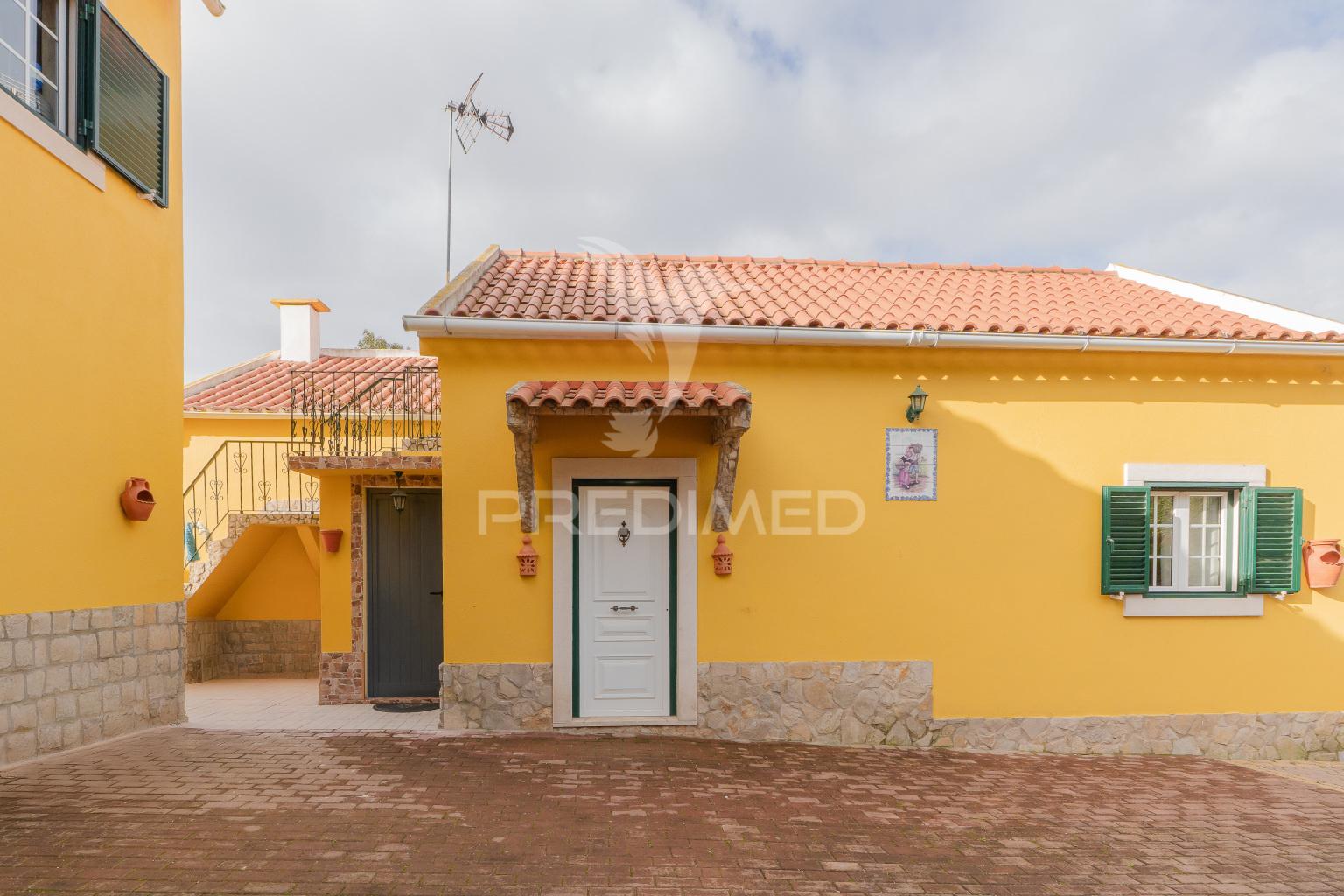 Quinta com 3 moradias e 8840 m2 de terreno nas cachoeiras