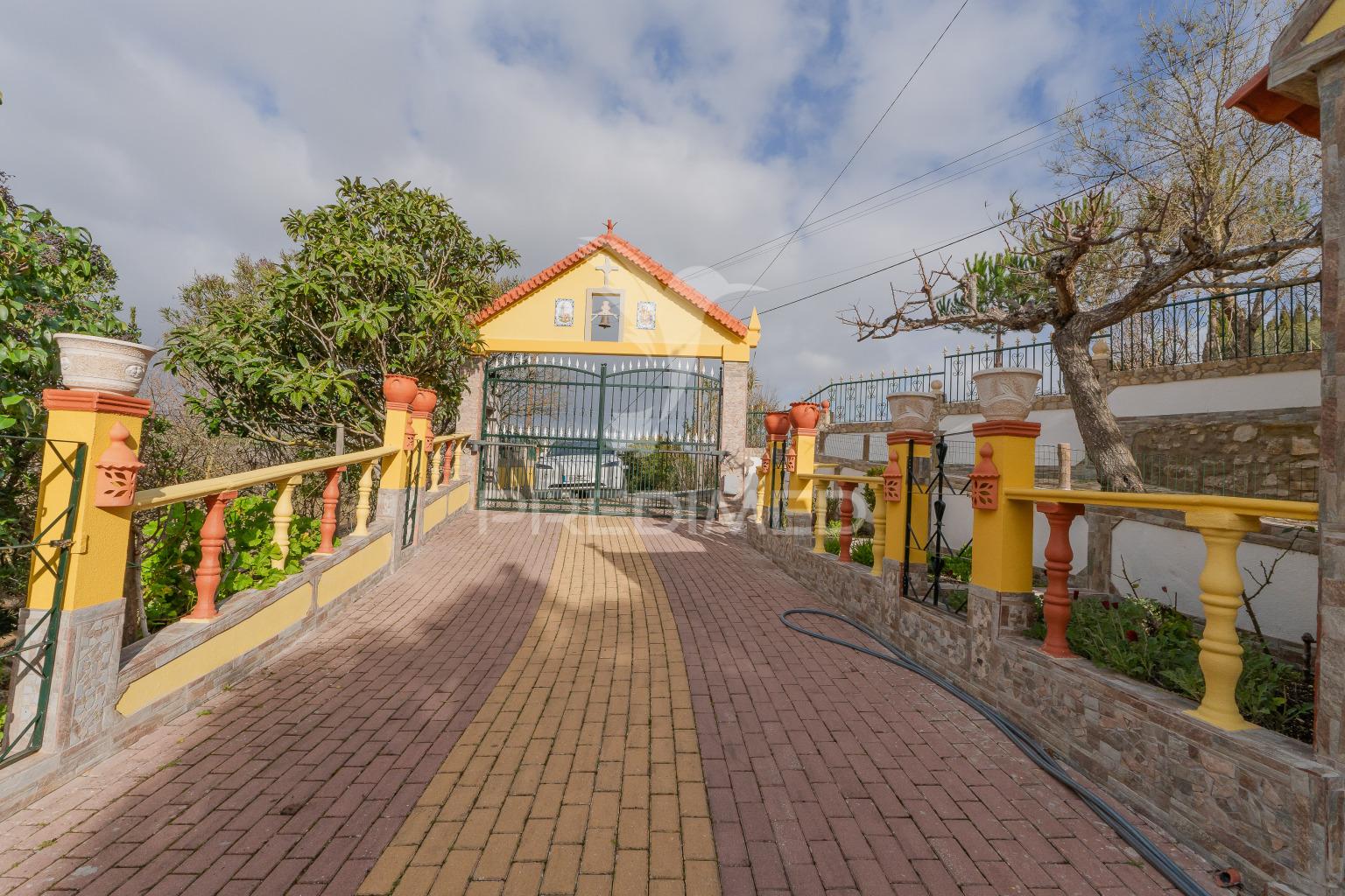 Quinta com 3 moradias e 8840 m2 de terreno nas cachoeiras