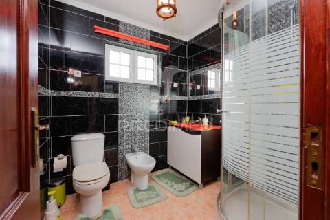 Quinta com 3 moradias e 8840 m2 de terreno nas cachoeiras