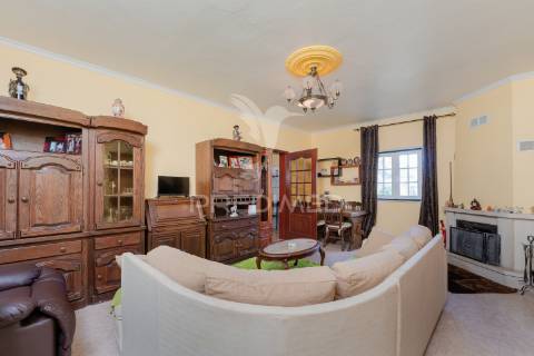 Quinta com 3 moradias e 8840 m2 de terreno nas cachoeiras