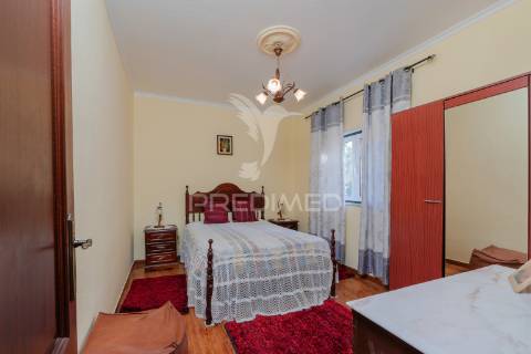 Quinta com 3 moradias e 8840 m2 de terreno nas cachoeiras
