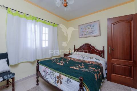 Quinta com 3 moradias e 8840 m2 de terreno nas cachoeiras