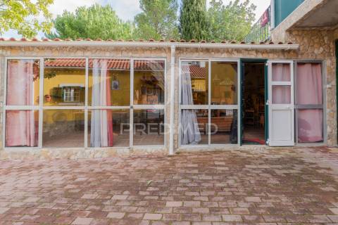 Quinta com 3 moradias e 8840 m2 de terreno nas cachoeiras