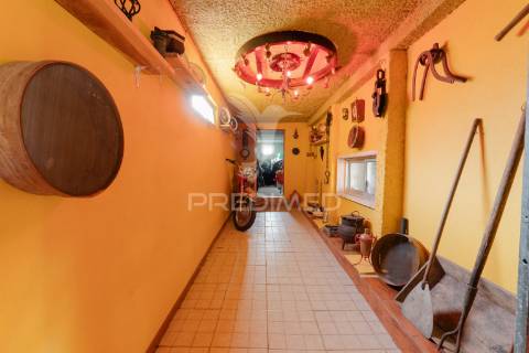 Quinta com 3 moradias e 8840 m2 de terreno nas cachoeiras