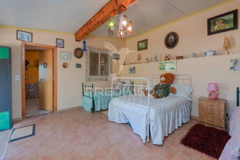 Quinta com 3 moradias e 8840 m2 de terreno nas cachoeiras
