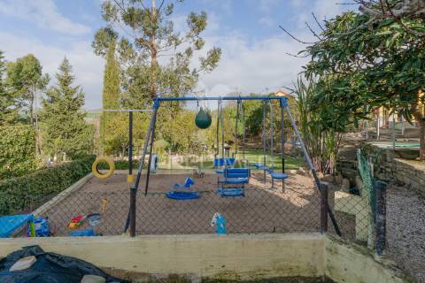 Quinta com 3 moradias e 8840 m2 de terreno nas cachoeiras