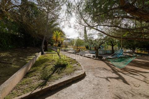 Quinta com 3 moradias e 8840 m2 de terreno nas cachoeiras