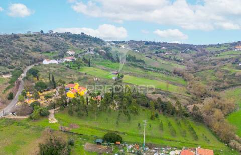 Quinta com 3 moradias e 8840 m2 de terreno nas cachoeiras