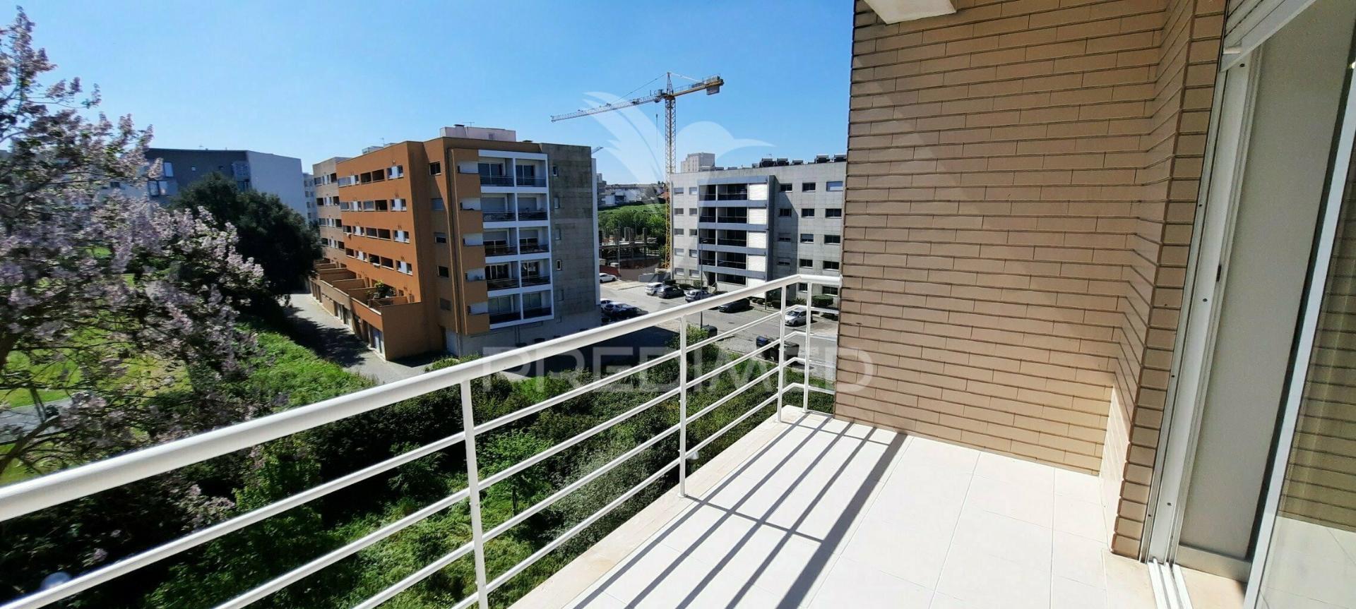 Apartamento t2 em rio tinto, 2 frentes, varanda e lugar de garagem