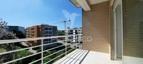 Apartamento t2 em rio tinto, 2 frentes, varanda e lugar de garagem