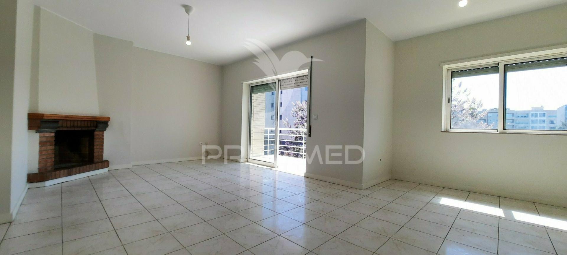 Apartamento t2 em rio tinto, 2 frentes, varanda e lugar de garagem