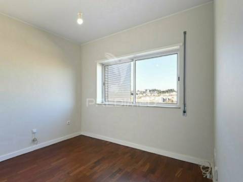 Apartamento t2 em rio tinto, 2 frentes, varanda e lugar de garagem