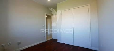 Apartamento t2 em rio tinto, 2 frentes, varanda e lugar de garagem